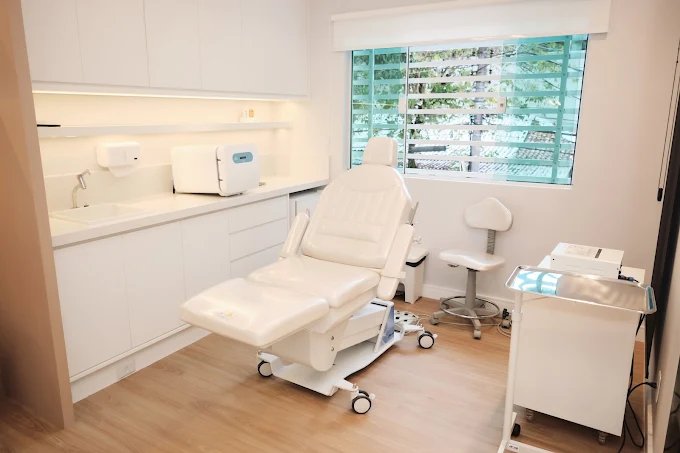 Sala de atendimento clara e equipada do consultório da Dra. Paula Vilhena